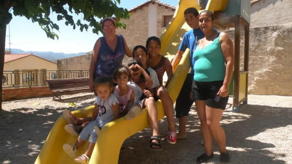 Las dos familias que llegaron a Lledó el año pasado