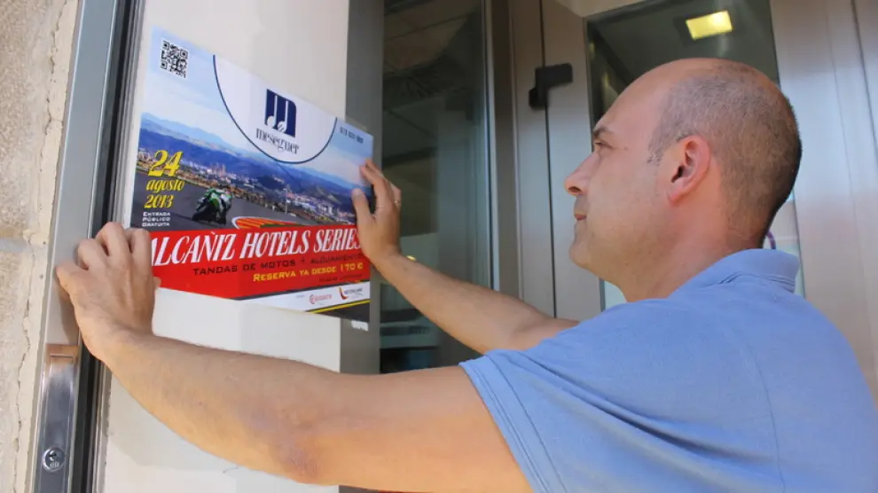 Alberto Meseguer colocaba ayer en la puerta de su hotel de Alcañiz un cartel de las Hotels Series.