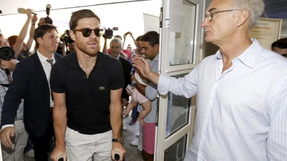 Xabi Alonso, a su llegada al hospital.