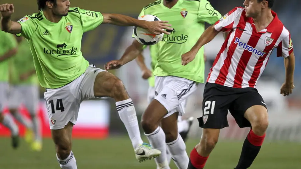Ander Herrera pelea un balón con Arribas, de Osasuna