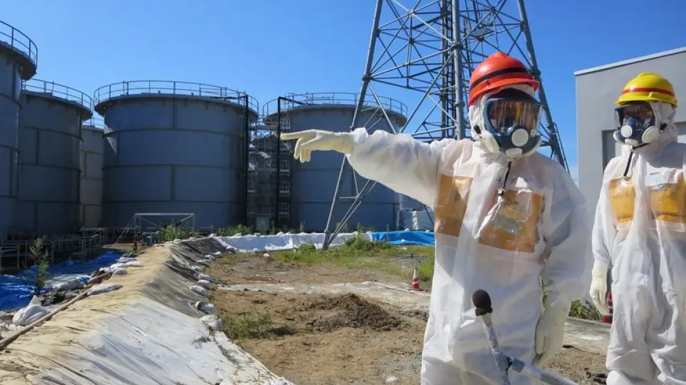 Operarios en la central de Fukushima