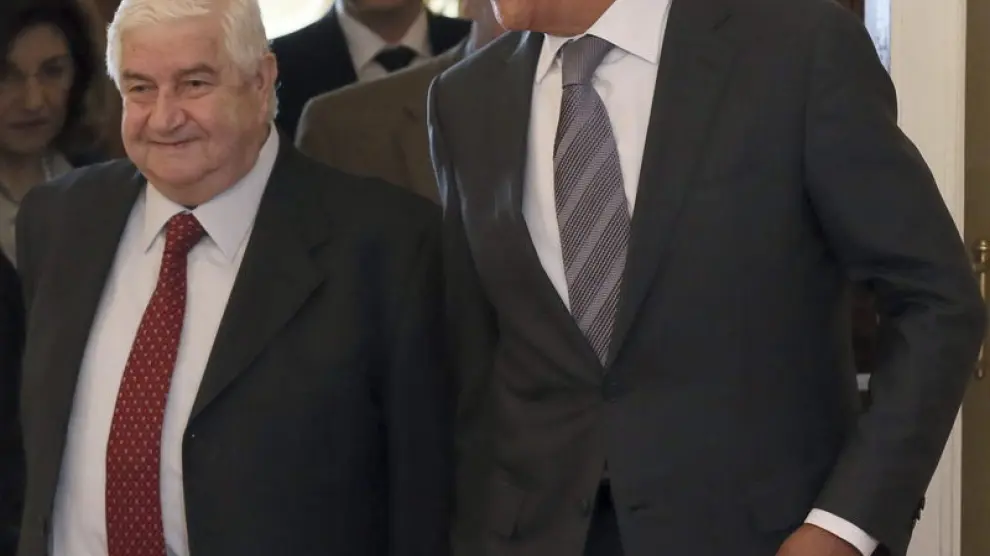 El ministro de Asuntos Exteriores ruso Sergey Lavrov (d), recibe a su homólogo sirio, Walid Muallem