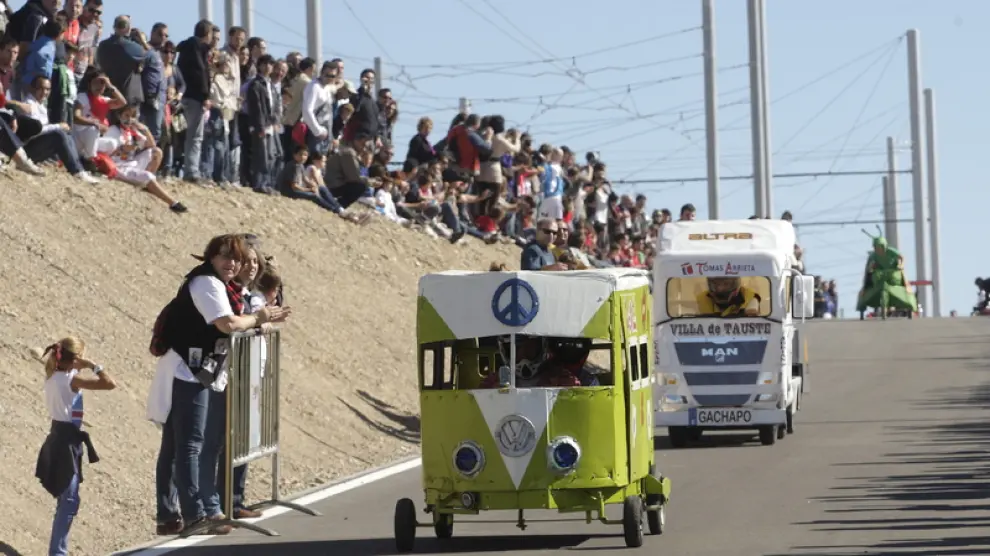 Dos participantes en la carrera de autos locos de las Fiestas del Pilar 2012