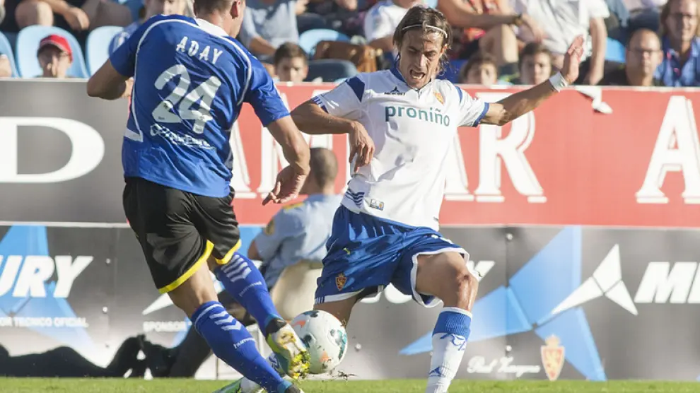 El jugador del Real Zaragoza David Cortés, en el duelo con el Tenerife