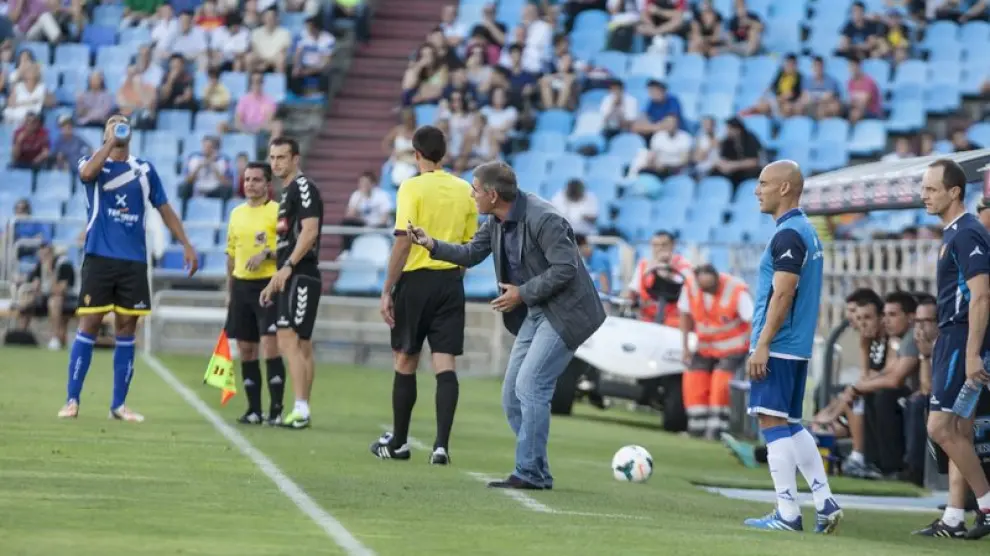 Paco Herrera, técnico del Real Zaragoza, da instrucciones en el estadio de La Romareda