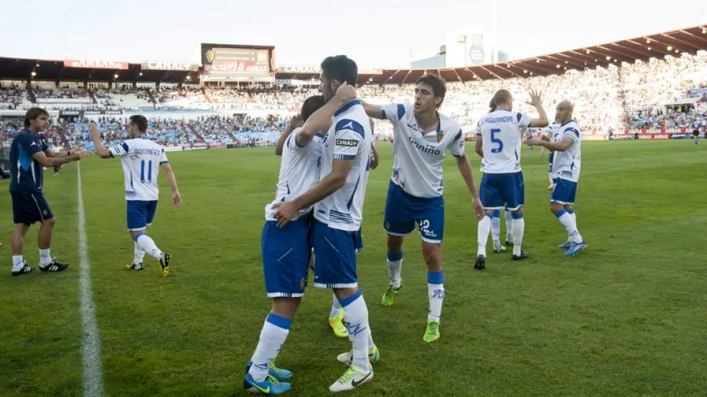 Los jugadores del Real Zaragoza celebran un gol ante el Tenerife