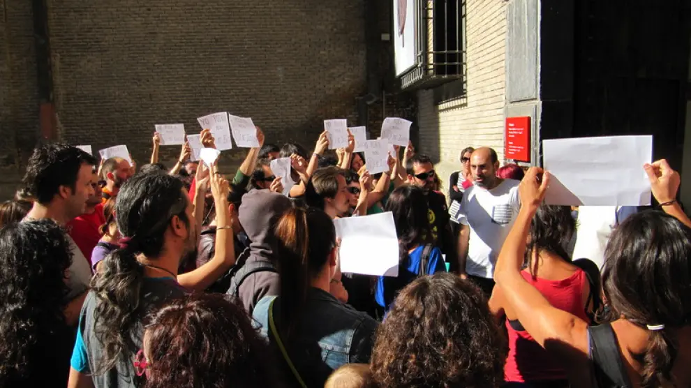 Protesta ante el Museo Pablo Gargallo durante el casting para el parque Delicias