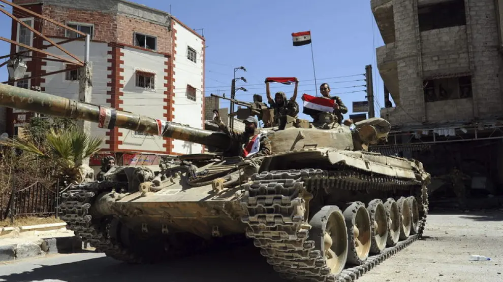 Un tanque de la Armada siria patrulla en Damasco.