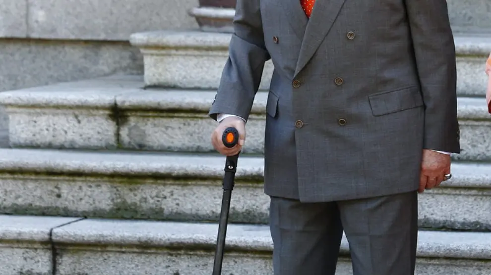 Don Juan Carlos utiliza muletas para ayudarse a caminar