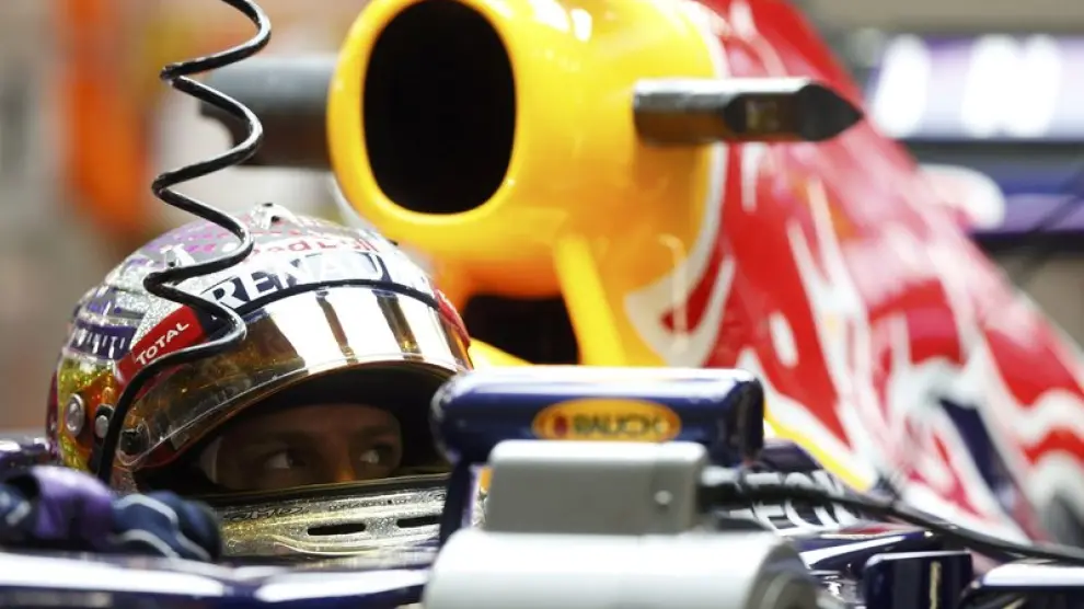 Vettel, en el garaje durante los entrenamientos