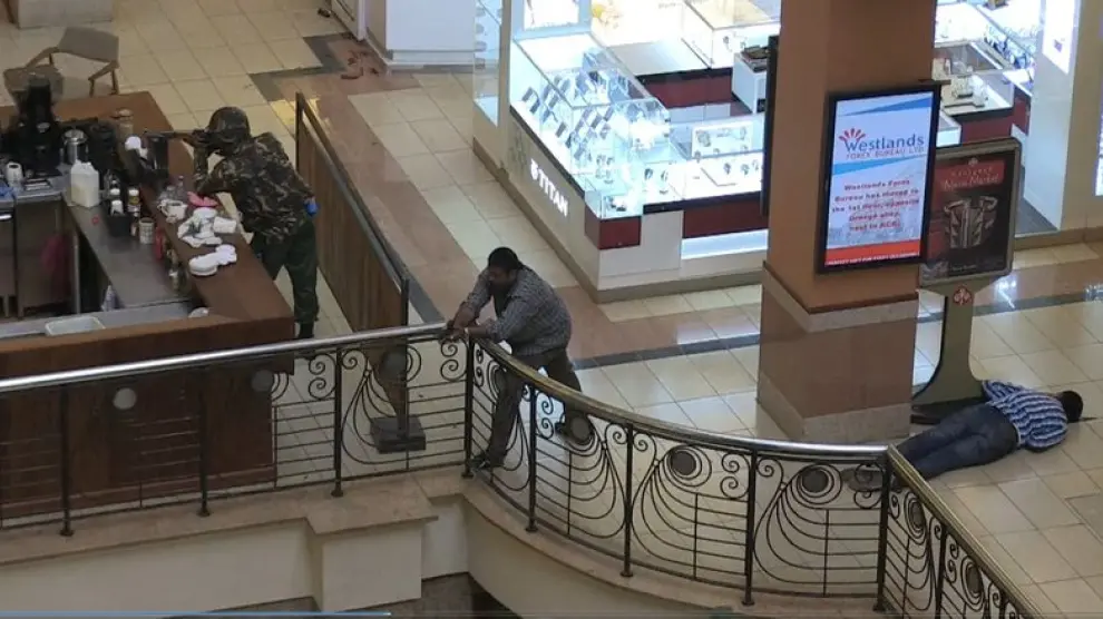 Imágenes de televisión que muestran a los soldados keniatas en el interior del centro comercial de Nairobi
