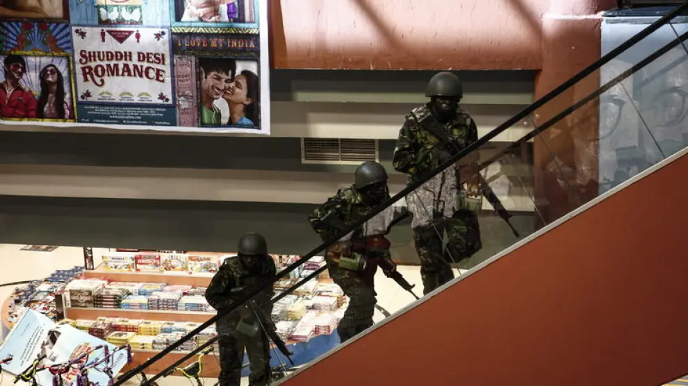 Soldados, en el centro comercial