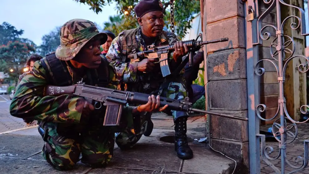 Soldados de Kenia rodean el edificio