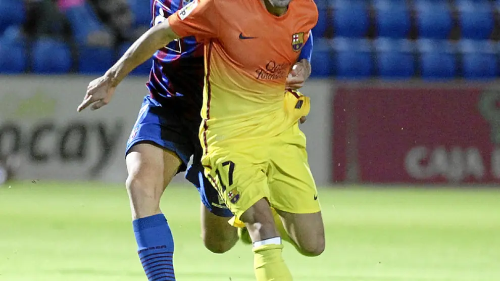 Lobato (con el número 17), protege el balón en el partido de El Alcoraz ante el Huesca el año pasado