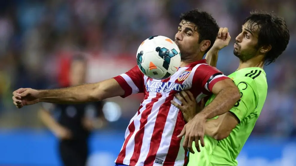 Diego Costa controla el balón en el partido ante Osasuna