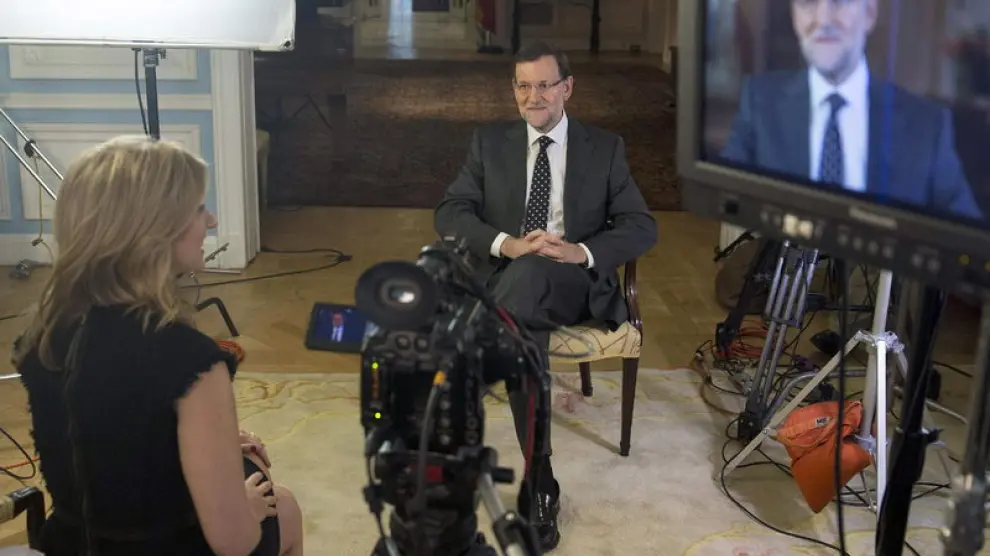 Mariano Rajoy (d), durante la entrevista que ha concedido a Bloomberg Televisión