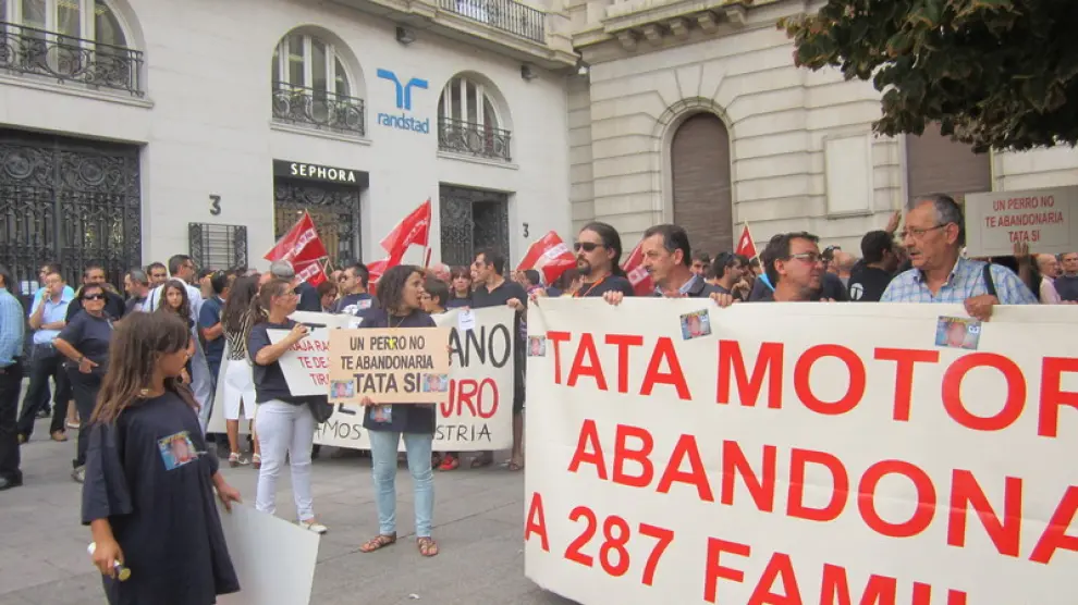 Concentración de trabajadores de Tata Hispano y AUZ