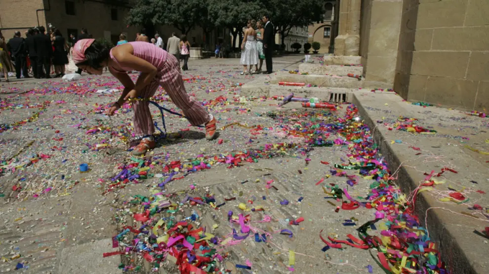 Limpian los restos de una celebración en la catedral de Huesca