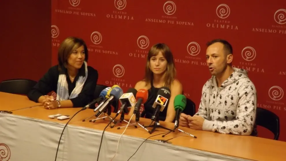 La acaldesa de Huesca, Ana Alós, Marta Etura y el coreográfo Chevi Muraday