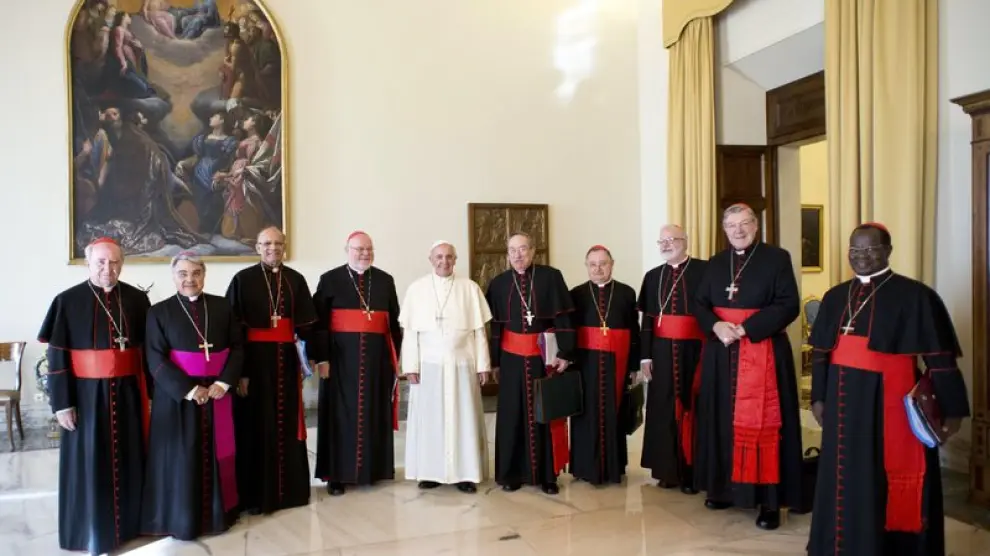 El Papa Francisco durante una reunión con varios cardenales en la Biblioteca de su residencia