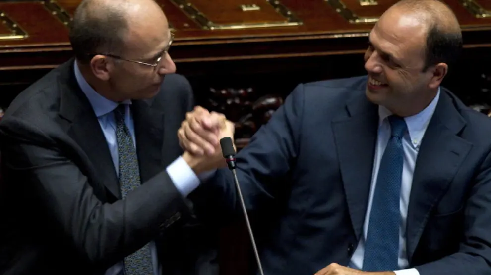 Enrico Letta (izquierda) estrecha la mano del viceprimer ministro Angelino Alfano