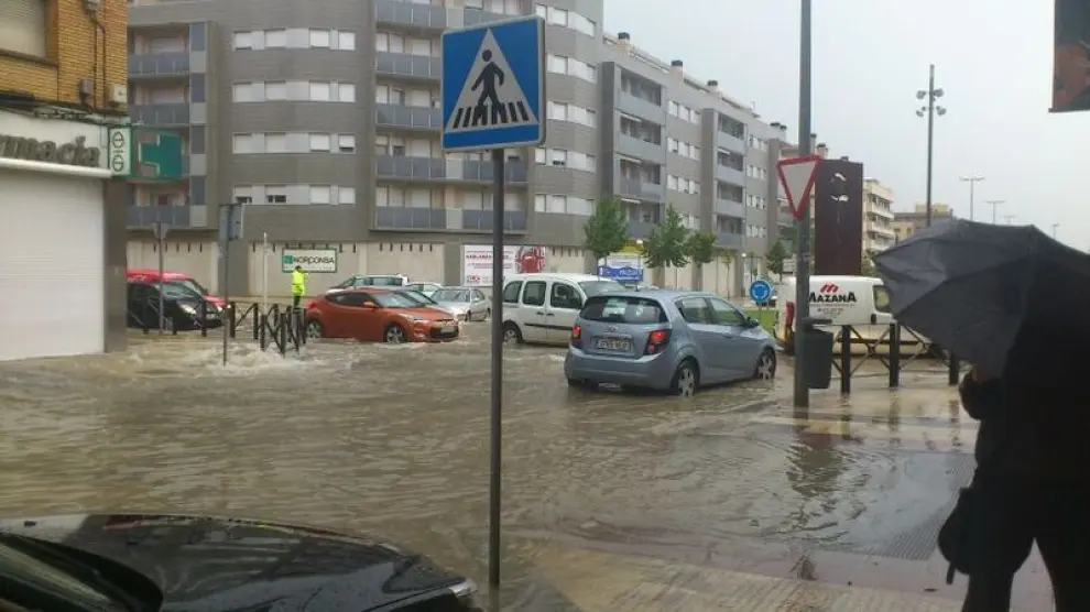 Fotos de lluvia en el cruce de avenida de los danzantes y la calle Teruel