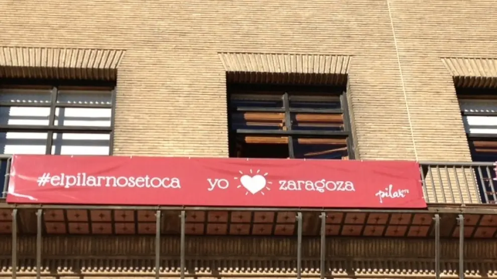 Pancarta en el Ayuntamiento de Zaragoza con el lema #elPilarnosetoca