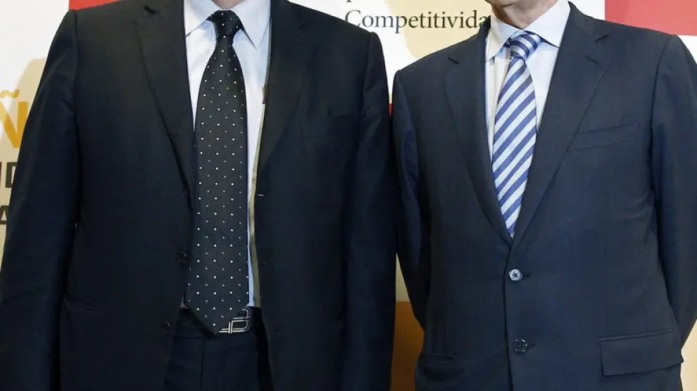 l presidente del Consejo Empresarial para la Competitividad (CEC), César Alierta (d), junto al presidente de la CEOE, Juan Rosell