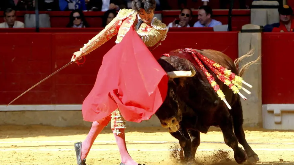Luis Antonio Gaspar 'Paulita' da un pase de pecho a su segundo toro