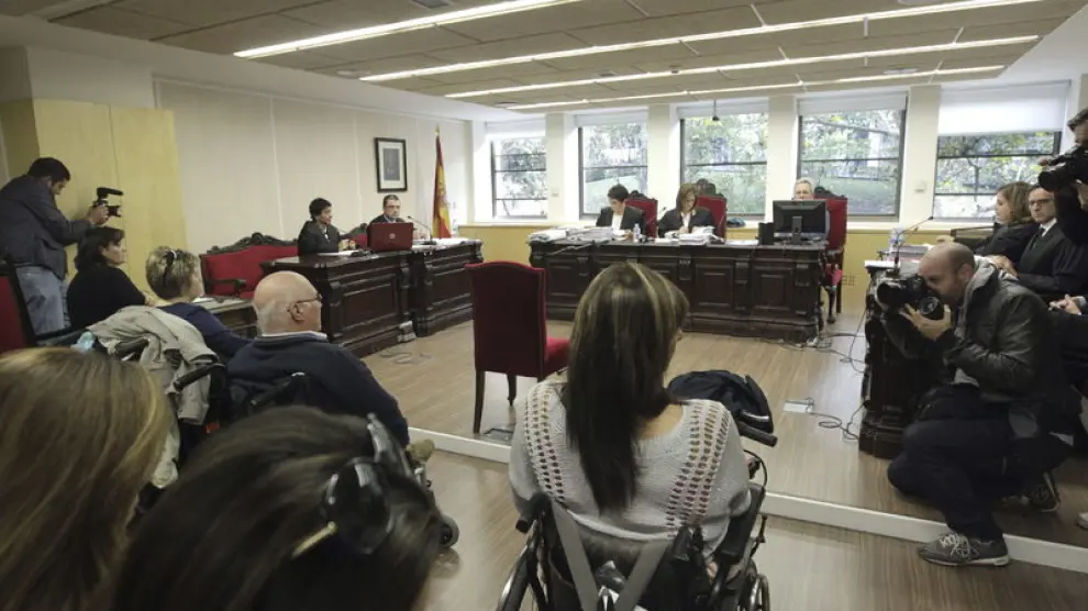 Muchos de los demandantes aistieron en silla de ruedas a los juzgados.