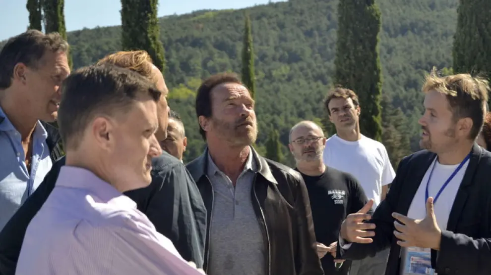 Schwarzenegger, junto con el resto de la comitiva durante la visita