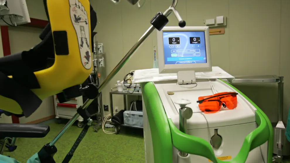Láser verde, aparato médico para tratar las dolencias de la próstata, en el Hospital de la Maz de Zaragoza