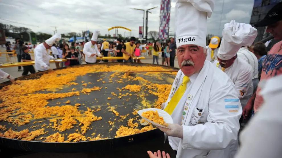Una tortilla gigante abre el festival gastronómico Raíz en Argentina