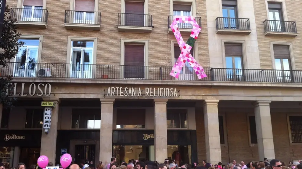 La plaza del Pilar se tiñe de rosa