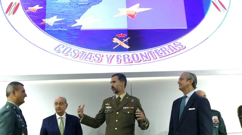 El Príncipe Felipe, acompañado por el ministro del Interior,Jorge Fernández Díaz,c-iz. y del director general de la Guardia Civil, Arsenio Fernández de Mesa