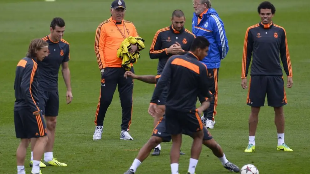 Ancelotti, rodeado de los jugadores del Real Madrid