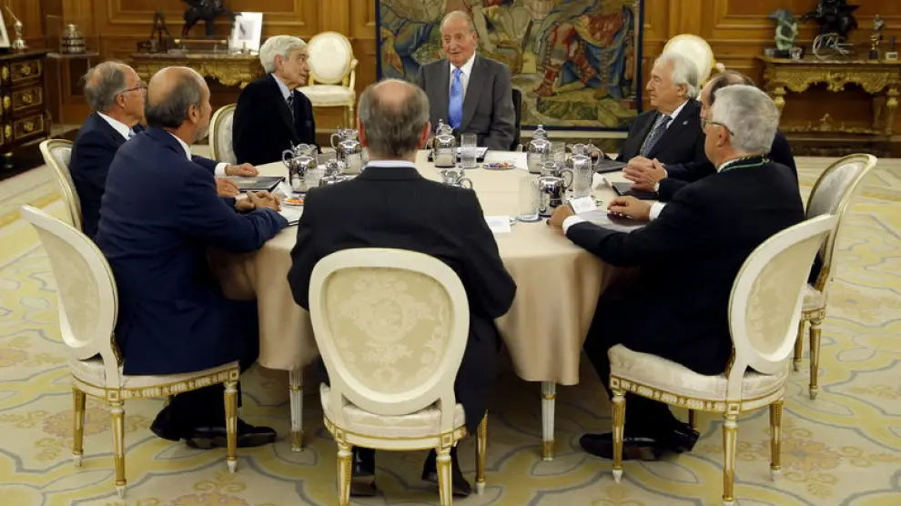 El Rey Juan Carlos recibió en audiencia en el Palacio de la Zarzuela a la Junta Rectora del Instituto de España