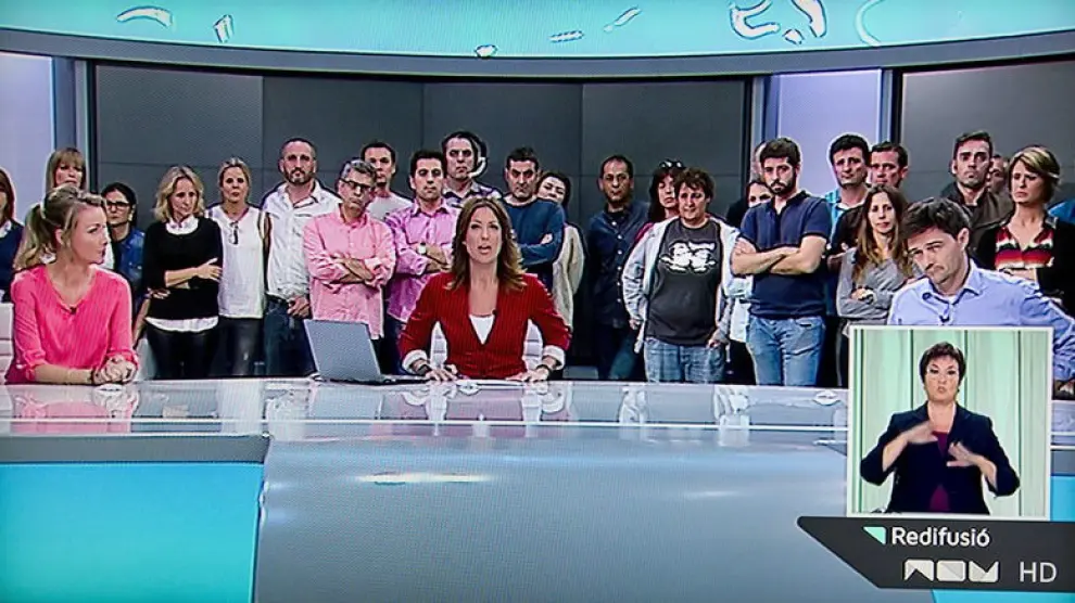 La presentadora del informativo de la noche, Amalia Sebastián (c), acompañada por trabajadores de la televisión valenciana