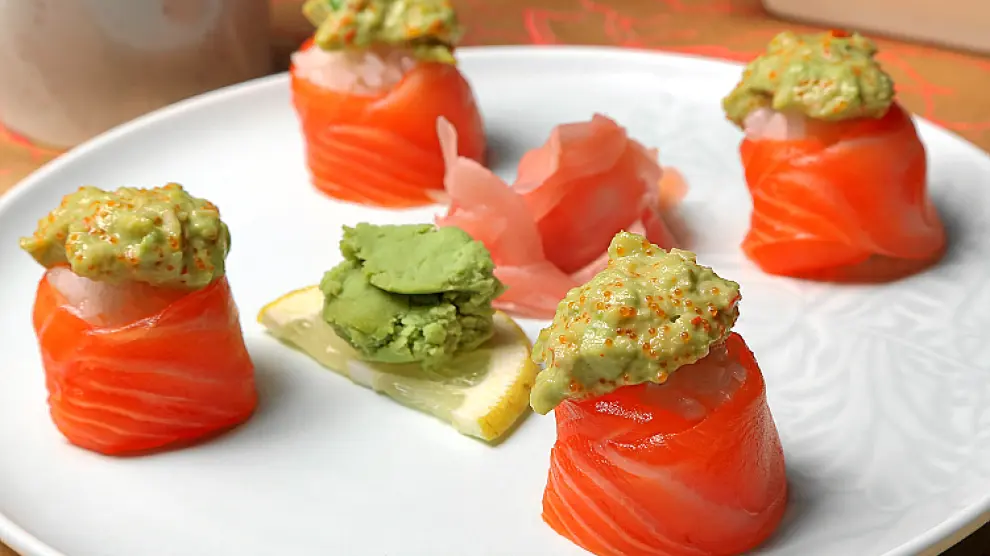 Sushi de salmón con crema de aguacate