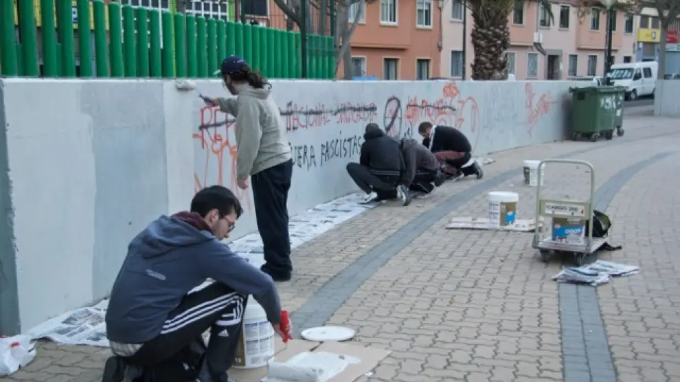 Vecinos de San José pintan los muros para dejarlos limpios y listos para los grafitis