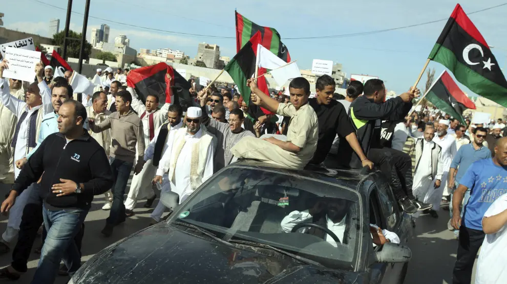 Numerosos manifestantes libios protestan por la presencia de milicias en el casco urbano de Trípoli.