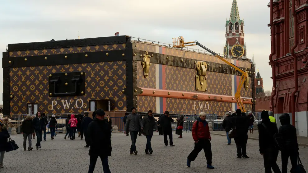 Pabellón de Louis Vuitton instalado en la plaza Roja de Moscú