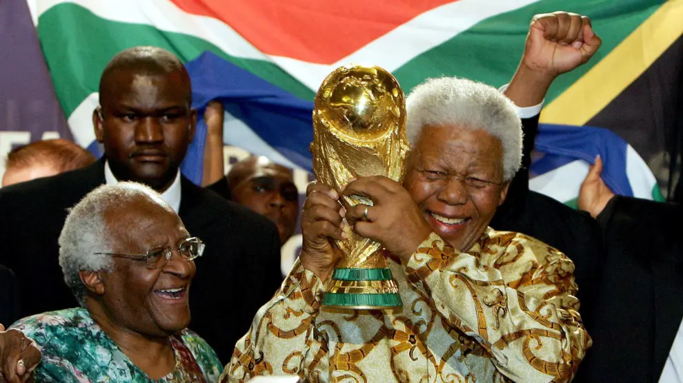 Nelson Mandela levantando la Copa del Mundo de fútbol en Sudáfrica