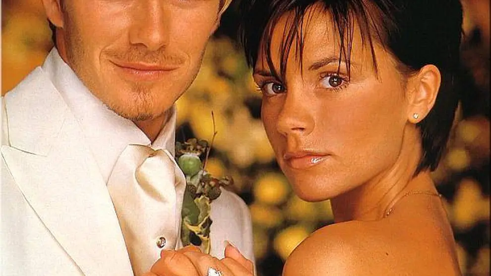 Foto de archivo de David y Victoria Beckham el día de su boda