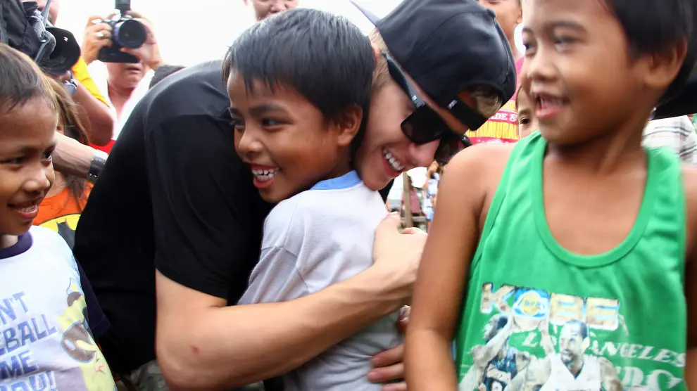 Justin Bieber abrazando a niños filipinos