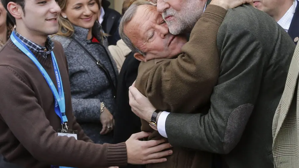 El presidente del Gobierno, Mariano Rajoy (d) abraza a un simpatizante en Murcia