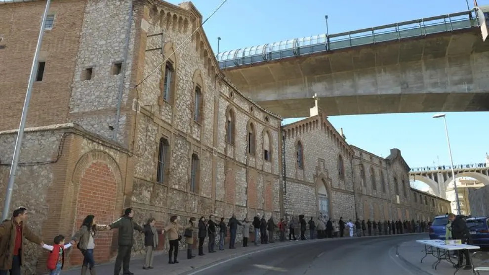 Una cadena humana rodeó el asilo de San Julián en Teruel