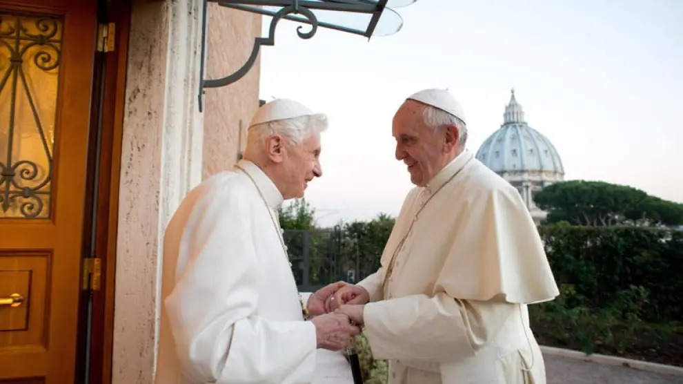 El papa Francisco (d), saludando a su predecesor, el papa emérito Benedicto XVI
