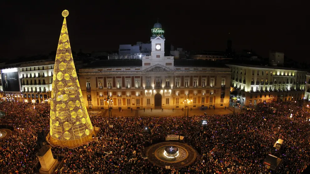 Imagen de la Puerta del Sol en plenas campanadas