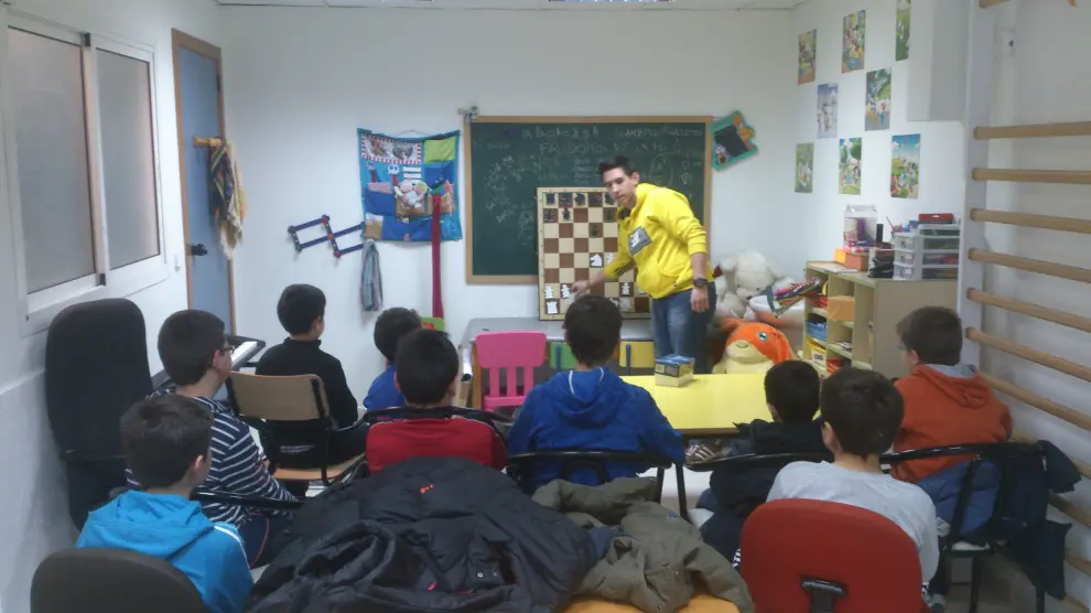 Borja dando clases de ajedrez en la sede de Aspanoa